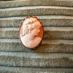 Antique Elegant Cameo Brooch in Gold and Cream